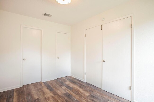 Building Photo - 8715 Pineridge Dr