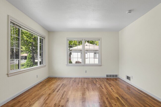 Building Photo - 3-Bed 2-Bath Home with Detached Studio Apartment!