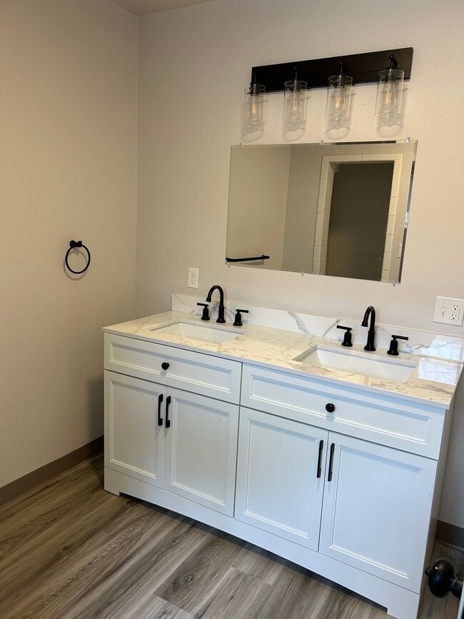 Building Photo - (935) Western Blvd - 3 Bedroom / 2 Bathroom Duplex Home - Updated