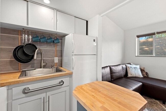 Building Photo - 1 Bath Furnished Studio in Woodlawn!