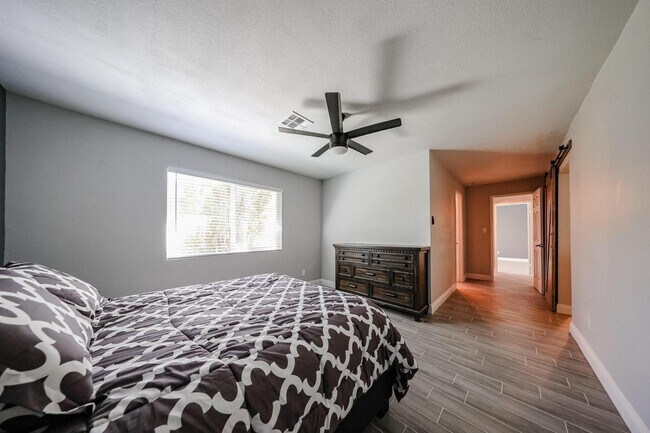 Building Photo - 11207 S Iroquois Dr