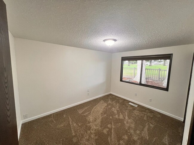 Building Photo - Rambler Golf Course View 3bd 2bath Avail. March 6th