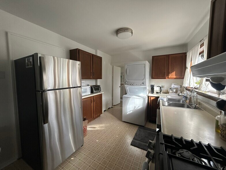 Kitchen - 422 W William St