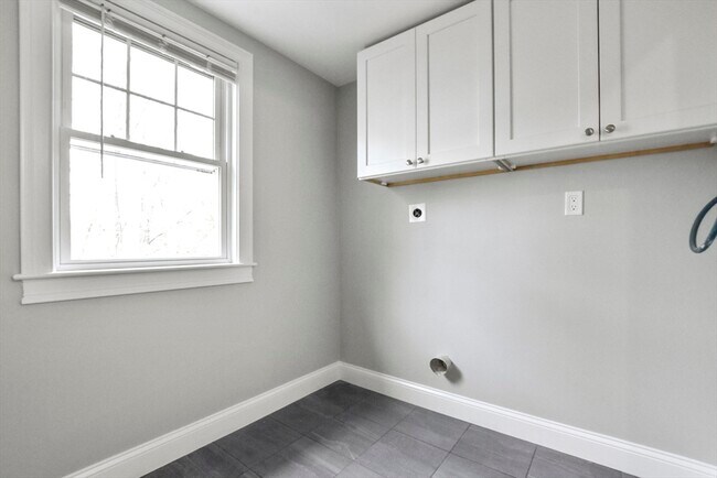 Building Photo - 27 Oak St