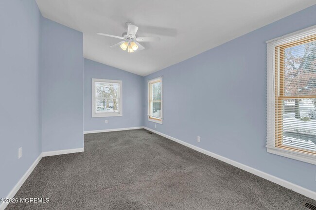 Building Photo - 1208 Pine Tree Way