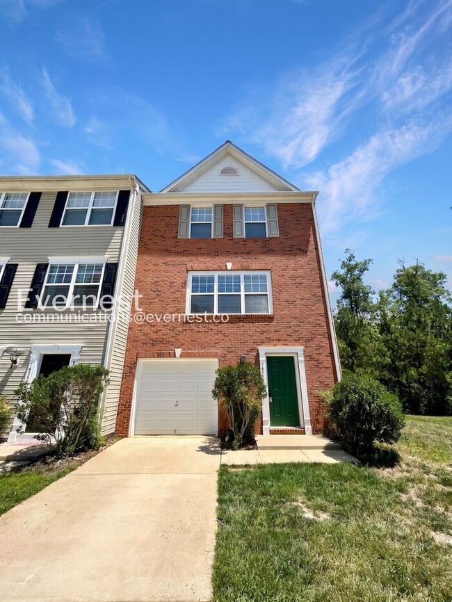 Building Photo - 3 Bed/2.5 Bath Townhome with Garage / Available Now!