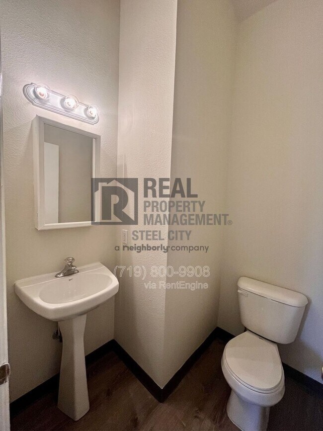 Building Photo - 1715 Oakshire Ln