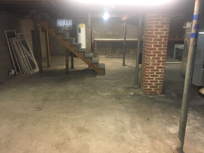 Building Photo - 3320 Riverview Dr