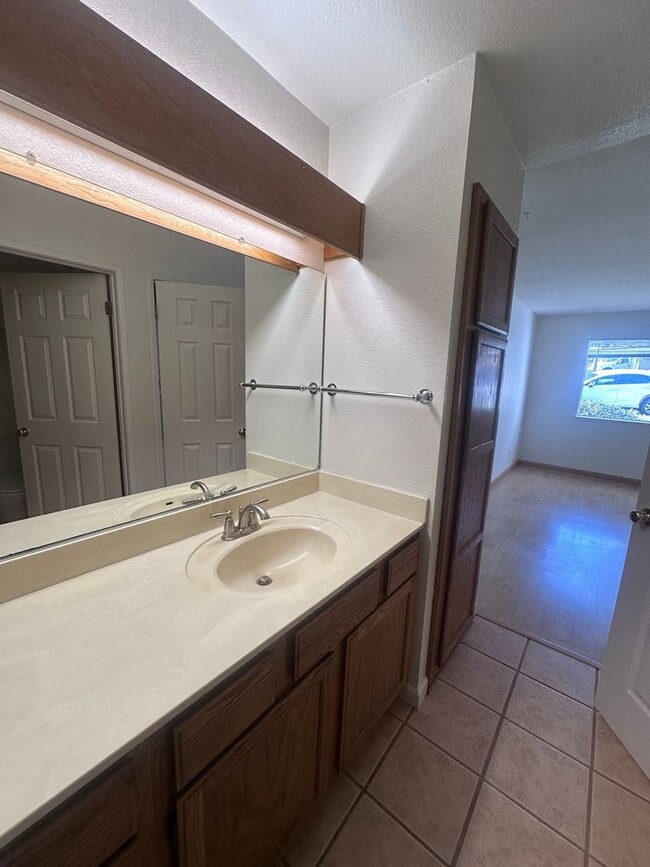 Building Photo - Spacious One Bedroom Condo w/ Mountain Views!