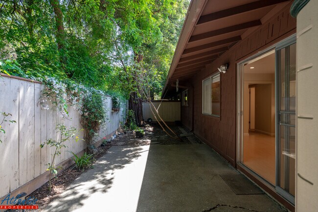Building Photo - Willow Park | Stylish Condo | Newly Updated