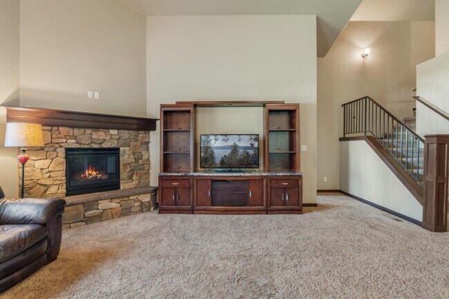 Building Photo - 6683 N Madellaine Dr