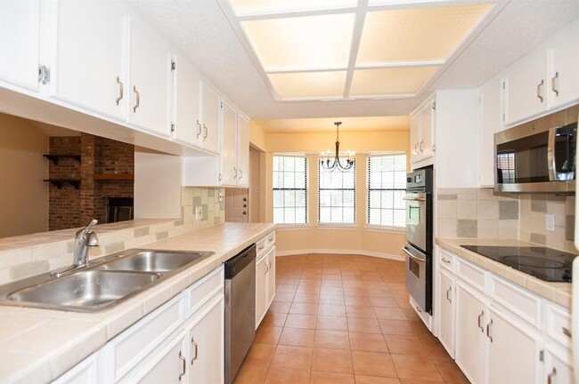 Building Photo - 1013 Ramble Creek Dr