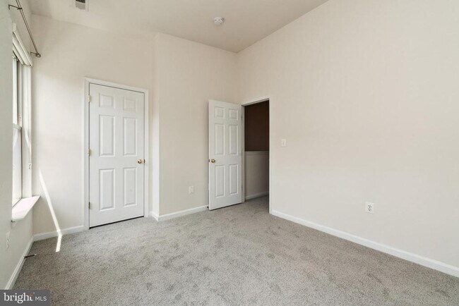 Building Photo - 17 S Exeter St