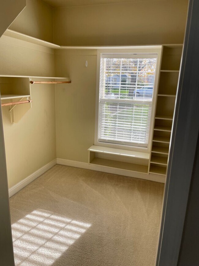 Building Photo - Luxury Living in The Knolls