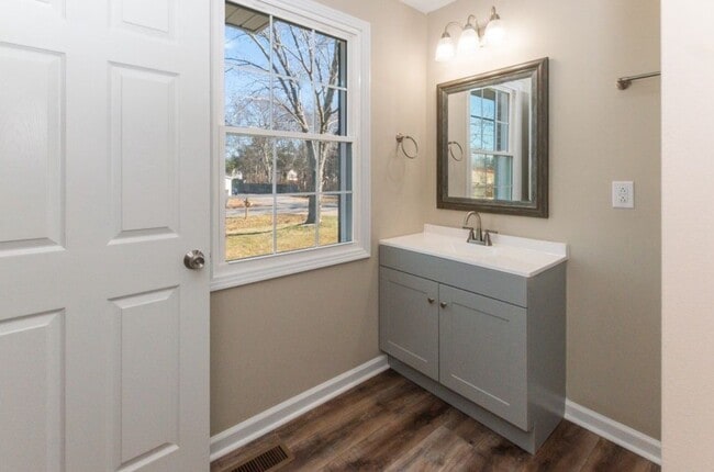 Building Photo - 816 Garrettsburg Rd