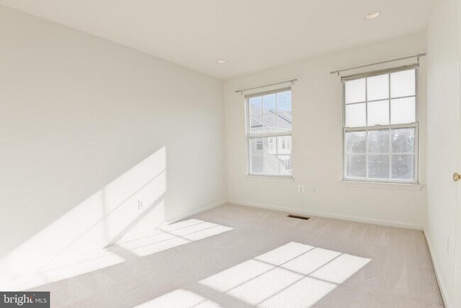 Building Photo - 1984 Crescent Park Dr