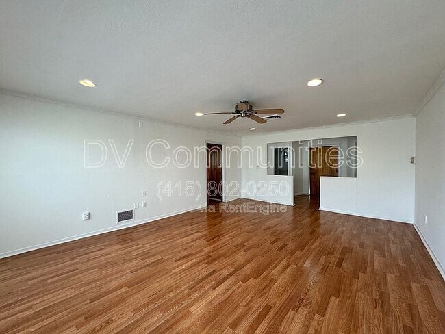 Building Photo - 817 Westmont Dr