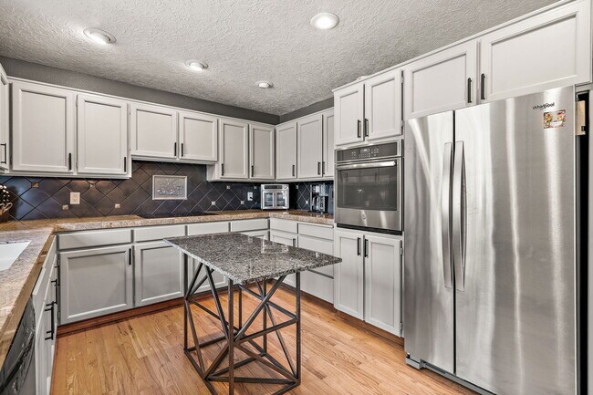 Building Photo - 4180 N Marcliffe Ave