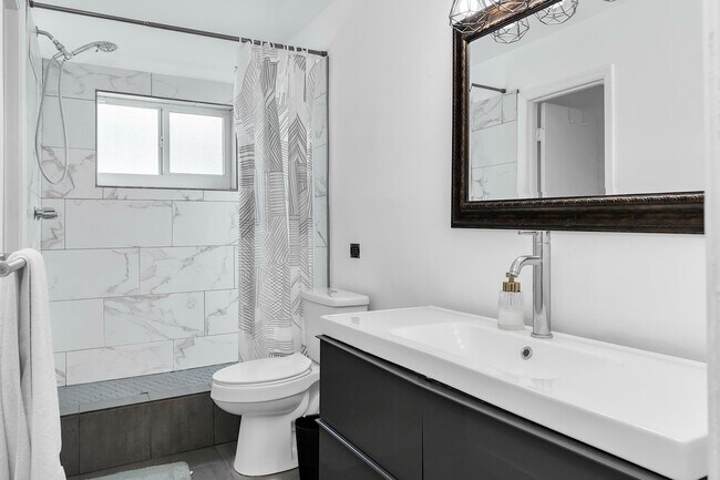 Building Photo - 2233 SE 15th St