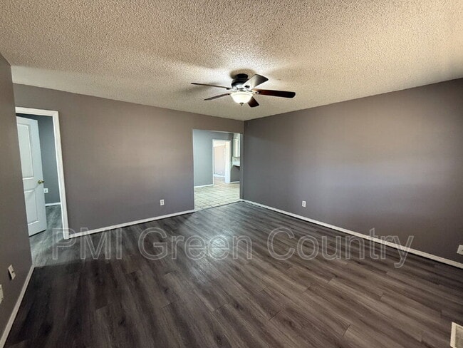 Building Photo - 306 E 3rd St