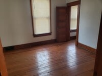 Building Photo - 2 Bedroom 1 bath house located near downto...