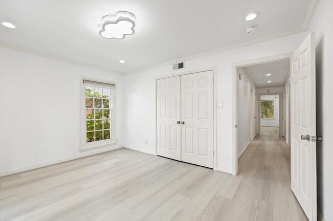 Building Photo - 6249 Overbrook Ln