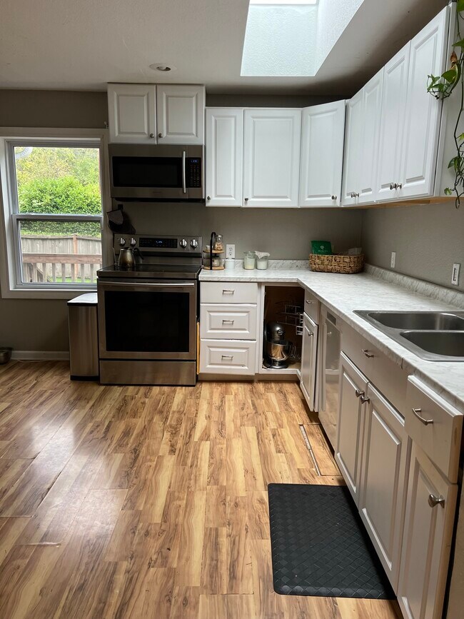 Building Photo - 2344 Northlake Way NW