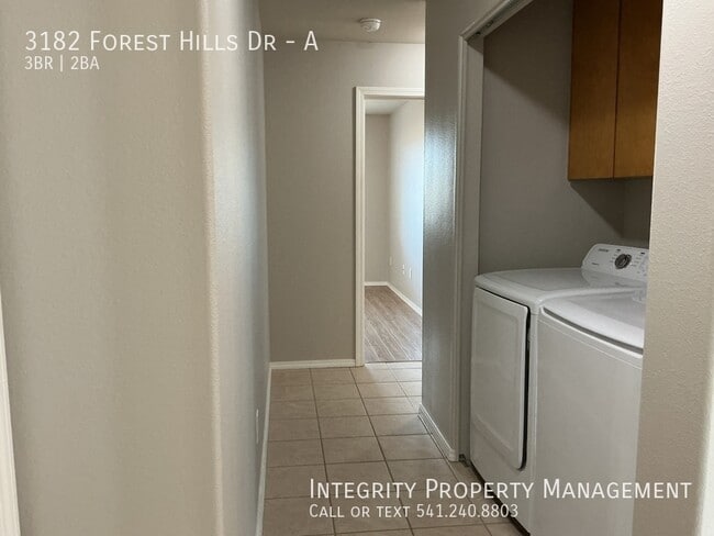 Building Photo - 3182 Forest Hills Dr