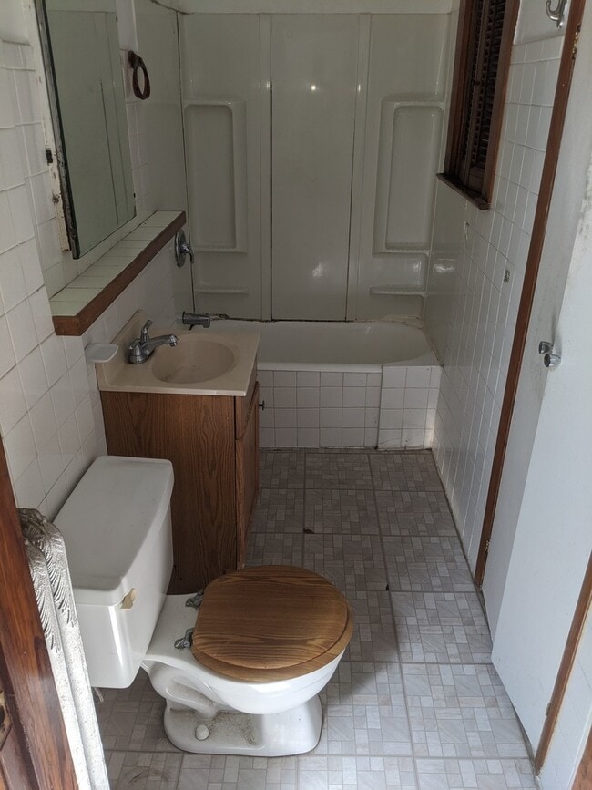 Building Photo - 1514 W Wilson Ave