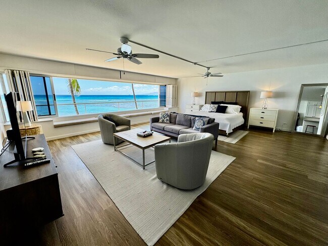 Building Photo - 1/1/1 Oceanfront Living at the Colony Surf on the Gold Coast!