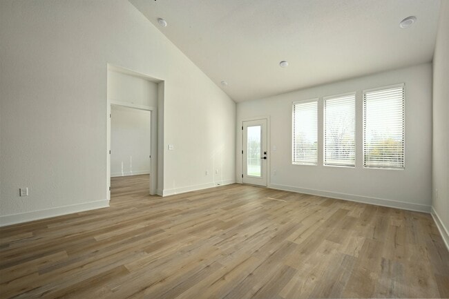 Building Photo - Stunning 2-bedroom, 2-bathroom Townhome In Raymore MO