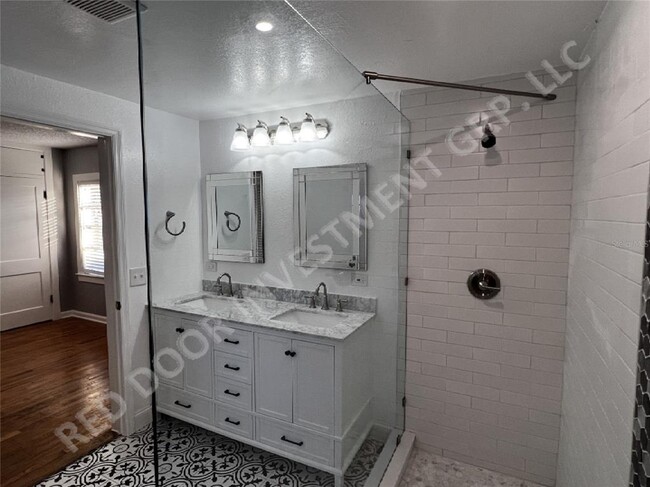 Building Photo - 712 Floral Dr