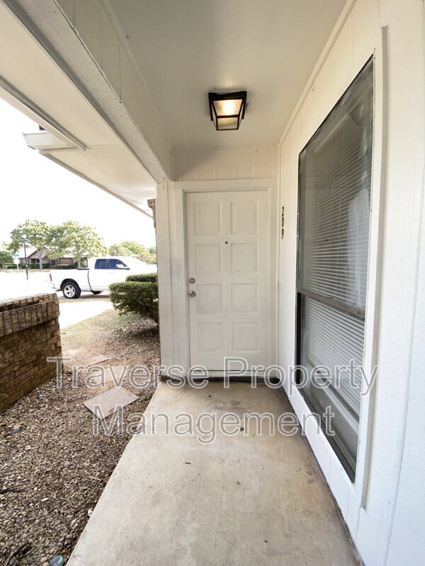 Building Photo - 209 Hickory Springs Dr
