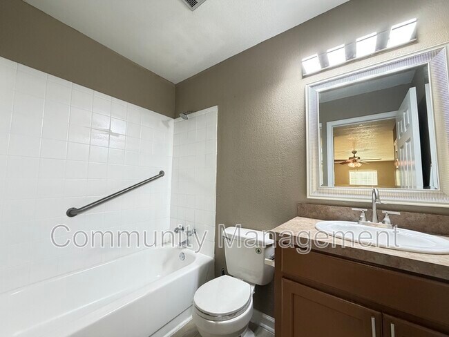 Building Photo - 2150 N Sherwood Forest Dr
