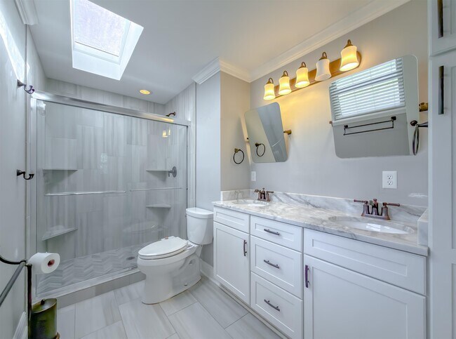 Building Photo - 810 Devon Dr