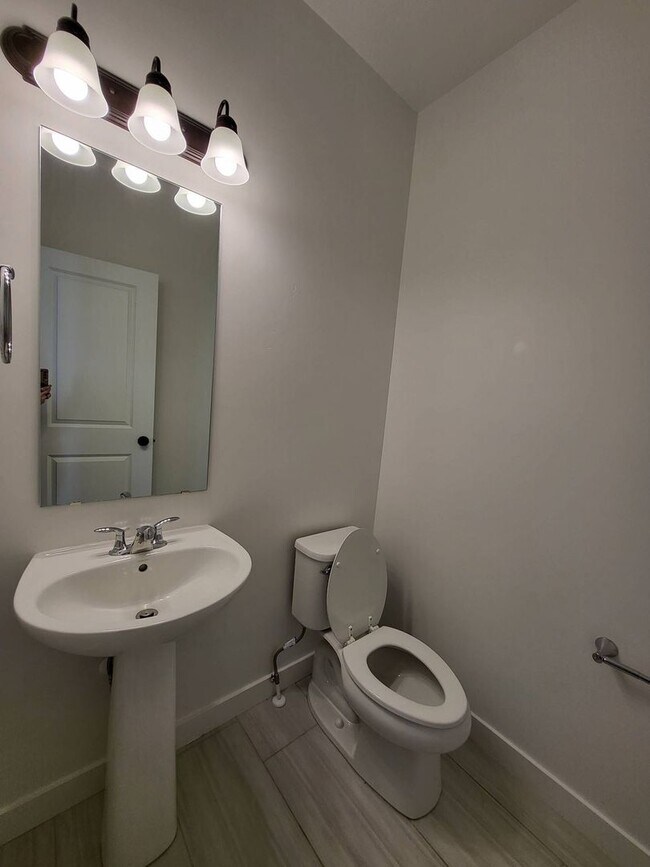 Building Photo - Pet Friendly Gorgeous Row End Townhome w 2...