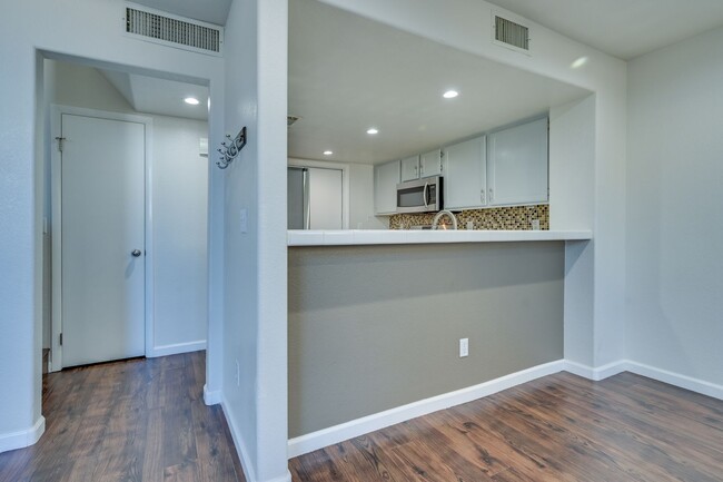 Building Photo - SE!! Townhouse!! 2 Bed 2 Bath 2 car Garage...