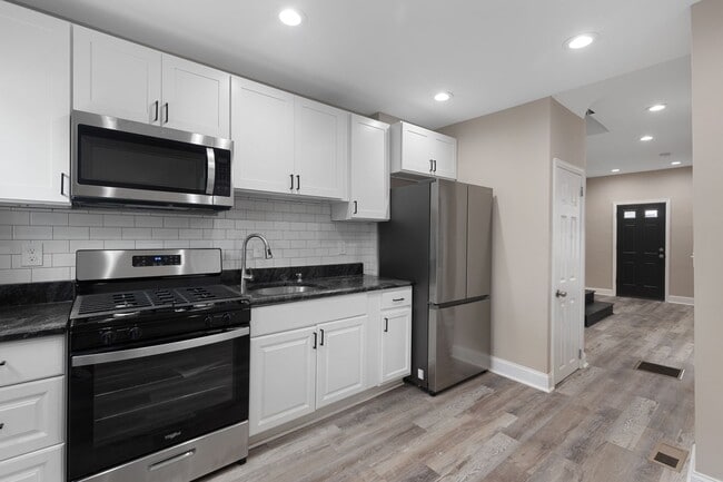Building Photo - Newly Renovated 4-Bedroom Townhome for Rent