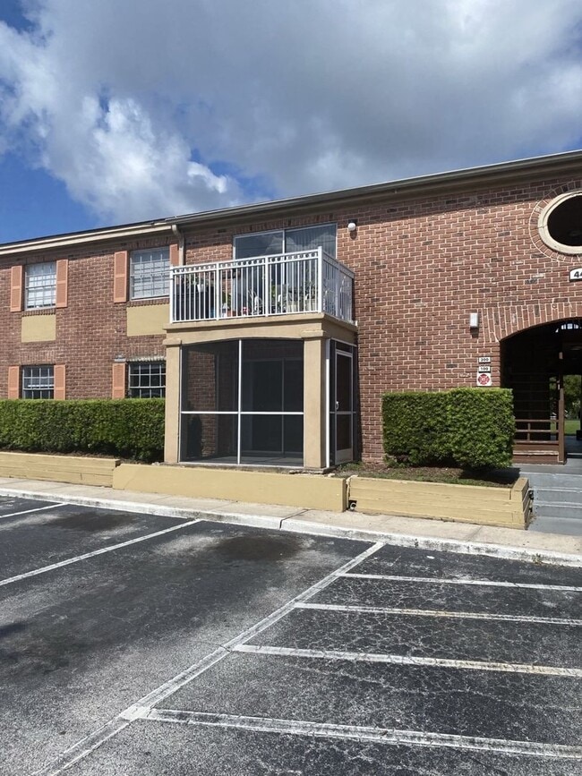 Building Photo - Spacious three bedroom condo