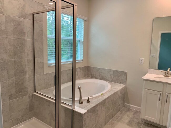 Building Photo - Beautiful Town house for Rent