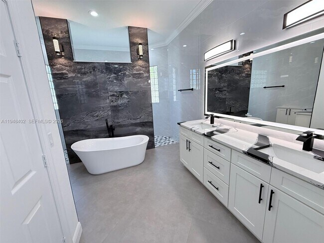 Building Photo - 1749 SW Desert Ave