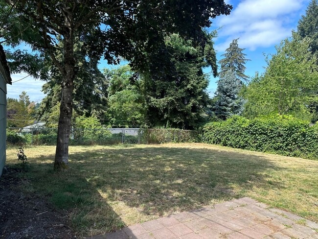 Building Photo - Available Now! 4 bed, 2 bath house in Shoreline!