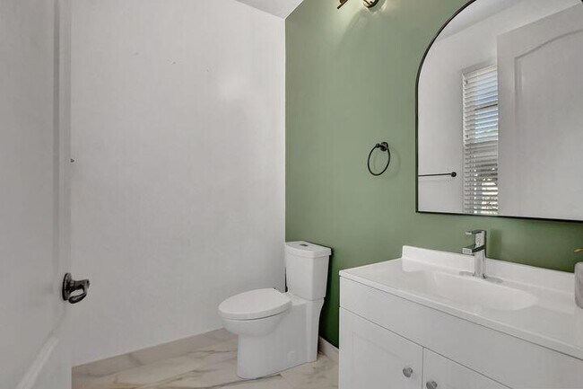Building Photo - 3813 NW 5th Terrace