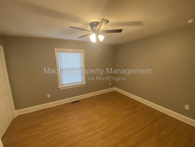 Building Photo - 214 W Broaddus Ave