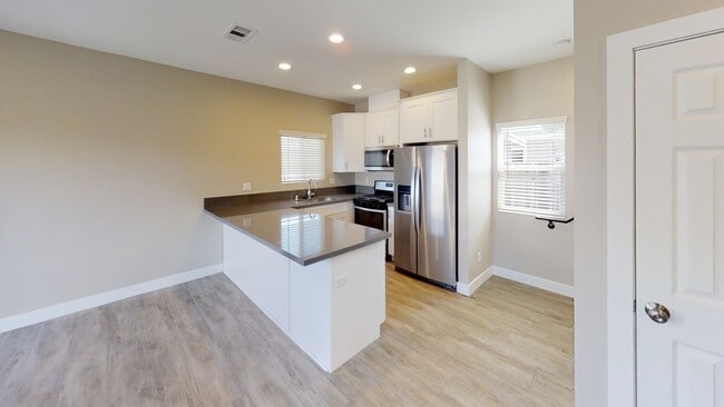 Building Photo - 5121-5123 E Falls View Dr