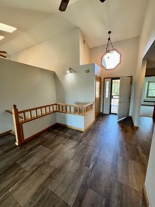 Building Photo - Well Maintained 3 bedroom end unit Townhom...