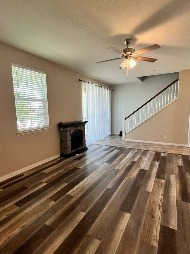 Building Photo - Beautiful Tri-level in Irvine!