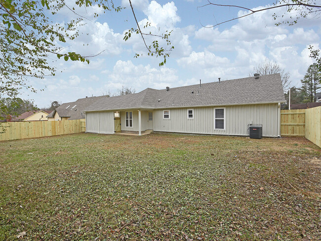 Building Photo - 3 BEDROOM, 2 BATH NEAR EAST RAINES AND KIR...