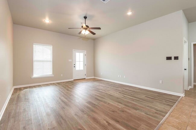 Building Photo - 3 Bedroom 2 bath for rent