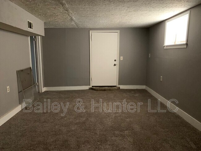 Building Photo - 1421 Adele Ave SW